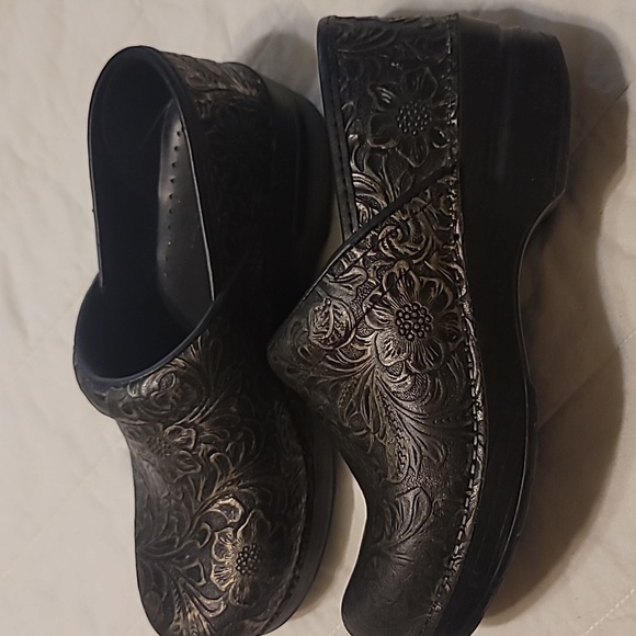 Black Embossed Clogs Dansko Size 37 - Picture 2 of 7